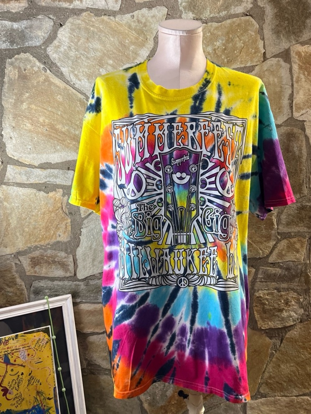 Tie-Dye Graphic Festival Tee with Vibrant Rainbow Colors
